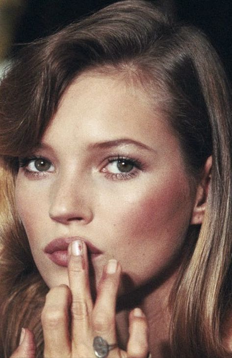 Supermodel Body, Kate Moss 90s, Amber Valletta, 90s Makeup, Queen Kate, Carolyn Murphy, 90s Model, 90s Supermodels, Smink Inspiration