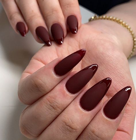 Matte burgundy nails are sexy, chic, and suitable for a range of occasions. Whether you’re going short or long, matte burgundy looks stunning on all nail sizes. Check out these stunning designs! Kutek Disney, Wine Nails, Cherry Nails, Nagel Tips, Christmas Gel Nails, Matte Nails Design, Instagram Autumn, Casual Nails, Burgundy Nails