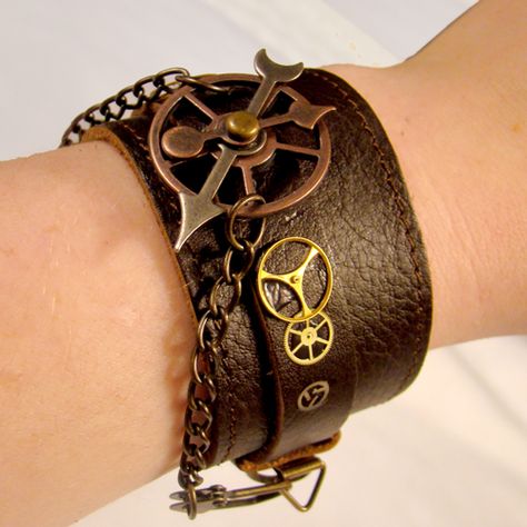 Steampunk Items, Mode Steampunk, Steampunk Bracelet, Futurisme Retro, Steampunk Leather, Steampunk Clock, Steam Punk Jewelry, Style Steampunk, Steampunk Cosplay