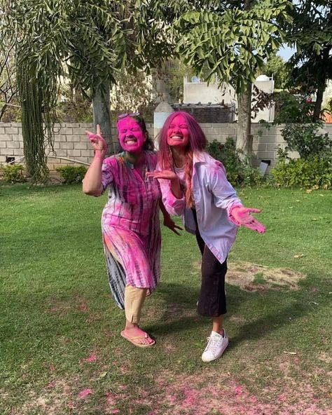 🎨🤩Happy Holi #india #holi #celebration #color #festival Indian Couple Holi Aesthetic, Holi Poses With Friends, Happy Holi Aesthetic, Holi Aesthetic Pictures, Holi Snapchat Stories, Holi Snap, Holi Photoshoot Ideas, Holi Poses, Holi Aesthetic