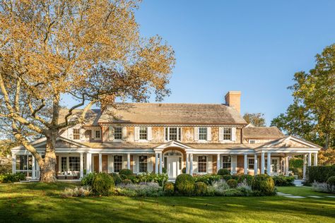 House on Lily Pond Lane — Robert A.M. Stern Architects, LLP Stanford White, Cape Style Homes, Beautiful Beach Houses, Clapboard Siding, Colonial Style Homes, Lily Pond, Colonial Style, Low Ceiling, Architectural Inspiration