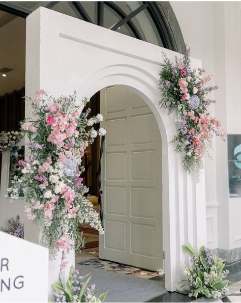 Wedding Welcome Arch Entrance, Welcome Gate Decoration, Gate Arch Design, Pintu Masuk Wedding, Wall Decor Wedding, Wedding Arch Entrance, Floral Entrance Decor, Wedding Entrance Decoration, Entrance Decor Wedding