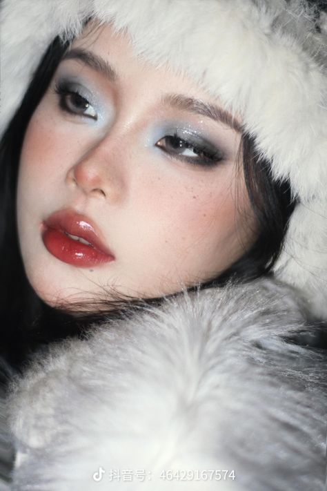 Snow Makeup Aesthetic, Ice Skating Makeup Looks, Frosty Winter Makeup, Ice Punk Aesthetic, Icy Winter Makeup, Douyin Winter Makeup, Icy Eye Makeup, Cold And Gorgeous Wind Makeup, Snowy Makeup Look