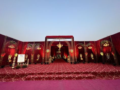 Wedding Entry Gate Decoration, Entry Gate Decoration Wedding, Wedding Entry, Sangeet Decor, Wedding Gate, Gold Gate, Entry Gate, Gate Decoration, Wedding Stage Backdrop