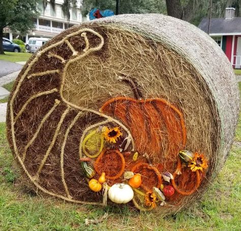 Painted Hay Bales, Hay Bale Decorations, Hay Bale Art, Fall Festival Decorations, Bales Of Hay, Fall Scenes, Fall Yard Decor, Fall Flower Arrangements, Hay Bales