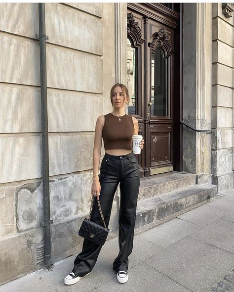 #fashion #aesthetic #outfitideas #outfitinspiration #ootd Brown Top Outfit, Outfits Primavera, Lifestyle Content Creator, Inspo Fits, Summer Pants Outfits, Leather Pants Outfit, Lifestyle Content, Casual Day Outfits, Outfits With Converse