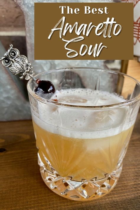 Best Amaretto Sour Recipe, Amerreto Sour Recipes, Amaretto Sour Recipe Easy, Amaretto Stone Sour Recipe, Dreamy Cocktails, Fall Bourbon Cocktails, Amaretto Sour Drink, Thanksgiving Drink Recipes, Easy Fall Cocktail Recipes