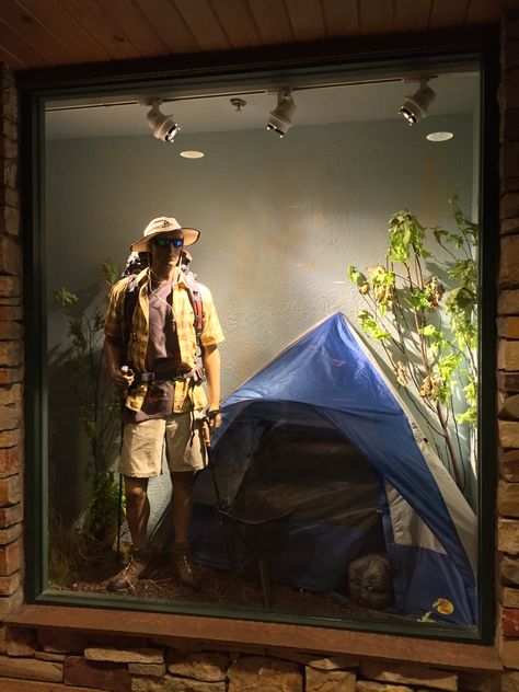 Hiking and camping themed display window at Bass Pro Shops. Window Display Lighting, Camping Store Display, Camping Window Display, Fishing Room Decor, Visual Merchandising Fashion, Fashion Retail Interior, Hiking Store, Camping Store, Fashion Window Display