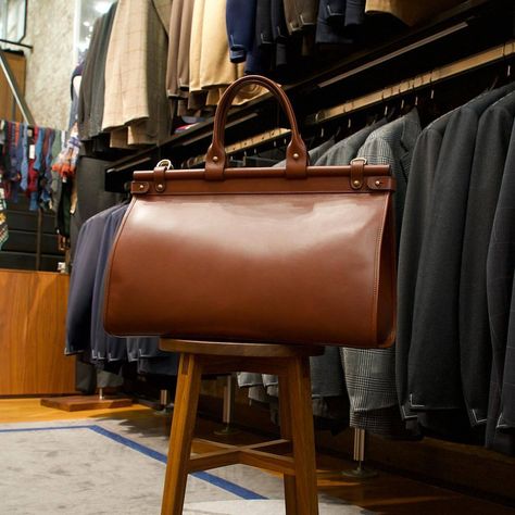 A killer made-to-order Frank Clegg carpetbag that just arrived for our client Mr. H. Made up in Chestnut calf belting leather this is a unique piece perfect for a weekend away or extended travel. (at... Frank Clegg, Mens Fashion Inspiration, Leather Briefcase, Perfect Style, Men's Accessories, Leather Goods, Chestnut, Light Box, Unique Pieces