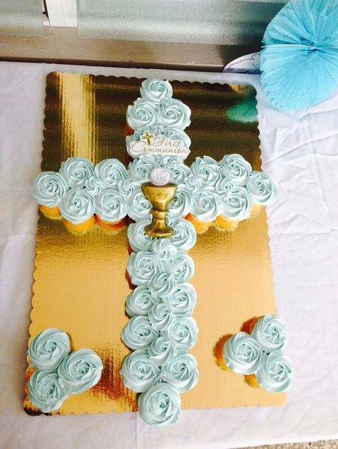 First comunion cupcakes Cross Cupcake Cake First Communion, First Communion Cupcake Cake, Cross Cakes First Communion, Confirmation Cupcakes, First Communion Cupcakes, Communion Cupcakes, Baby Dedication Cake, Christian Cakes, Cupcake Cross