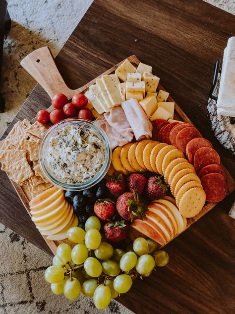 Friend Charcuterie Board, Charcuterie Board Dinner For 2, Simple Cheap Charcuterie Board, Small Brunch Charcuterie Board, Date Charcuterie Board, Charcuterie Board Ideas Date Night, Small Chutery Boards Ideas, Simple Charcuterie Board Snacks, Charcuterie Date Night