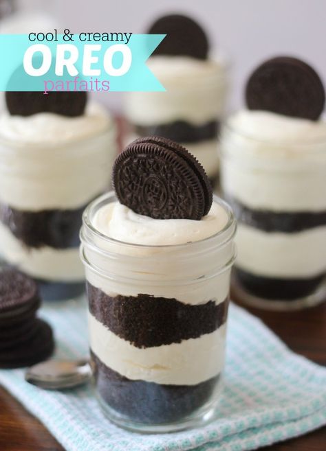 Cool & Creamy Oreo Parfaits Oreo Parfait, No Bake Oreo Cake, Oreo Desserts, Oreo Cheesecake Recipes, No Bake Oreo Cheesecake, Mason Jar Desserts, Dessert Mini, Cheesecake In A Jar, Oreo Milkshake