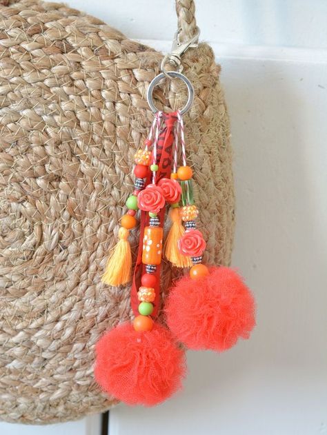 Tassel Keychain Diy, Tassen Hanger, Purse Charms Diy, Tassels Tutorials, Pom Pom Bag Charm, Tassel Crafts, Keychain Craft, Sac Diy, Pom Pom Crafts