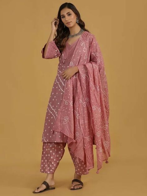 Bandhani Dress Pattern, डिजाइनर कपड़े, Stylish Kurtis Design, Bandhani Dress, Lace Dress Design, Simple Kurta Designs, Designer Kurti Patterns, Simple Kurti Designs, Kurti Designs Latest