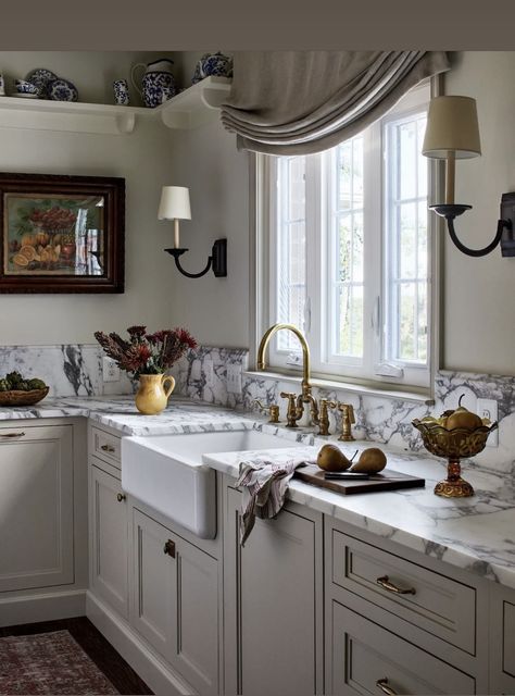 No Upper Cabinets, Traditional Style Kitchen, Classy Kitchen, Charming Kitchen, Furniture Office, Luxe Interiors, Classic Kitchens, Upper Cabinets, Unique Kitchen