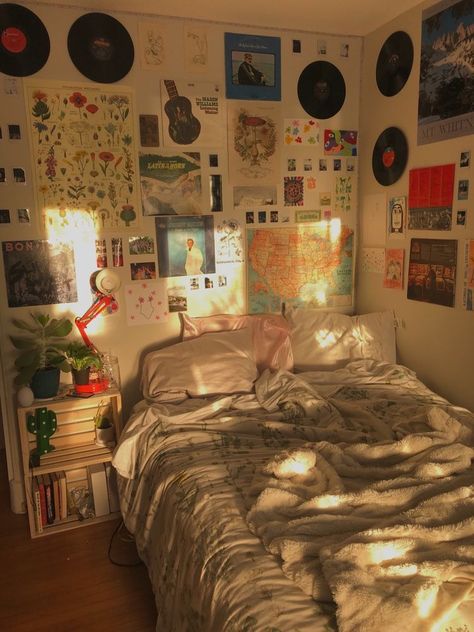 Colorful Aesthetic Bedroom Ideas, Flower Pillow On Bed, Indie Cozy Bedroom, Retro Boho Room Ideas, Room Makeover Inspiration Simple, Room Inspo Records, Tapestry On Roof, Indie Bedroom Ideas Grunge, Cozy Indie Bedroom