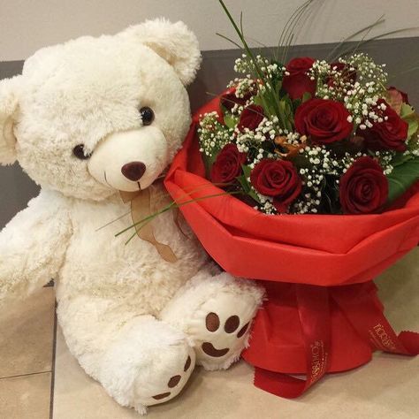 Bouquet with red roses and a big teddy bear by Fiorissimo.gr Valentine Gifts Teddy Bear, Teddy Bear Flower Bouquet, Big Teddy Bear Valentines Day, Teddy Bear Gift Girlfriend, Teddy Bear And Roses, Teddy Bear And Flowers, Teddy Bear With Flowers, Teddy Bear Flowers, Flower Decor Ideas