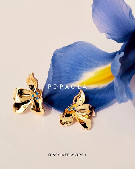 Jewelry Photoshoot With Flowers, Jewelry And Flowers Photography, Earrings Product Photography, Rings Photography Ideas, Earring Photography, Flowers And Jewelry, Jewelry Product Photography, Jewellery Fashion Shoot, Bloom Jewelry