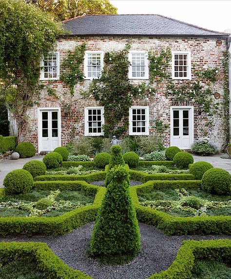 Lenhardt garden in Outstanding American Gardens Stately Home Gardens, Limewashed Brick, Charleston House, Parterre Garden, Charleston Gardens, Boxwood Garden, American Garden, Southern Garden, Elegant Garden