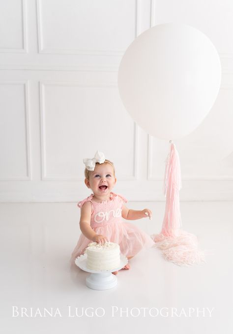 Bday Pics, 1st Birthday Photoshoot, First Birthday Pictures, Newborn Studio, Birthday Pictures, Smash Cake, Birthday Photoshoot, 1st Bday, Balloon Garland