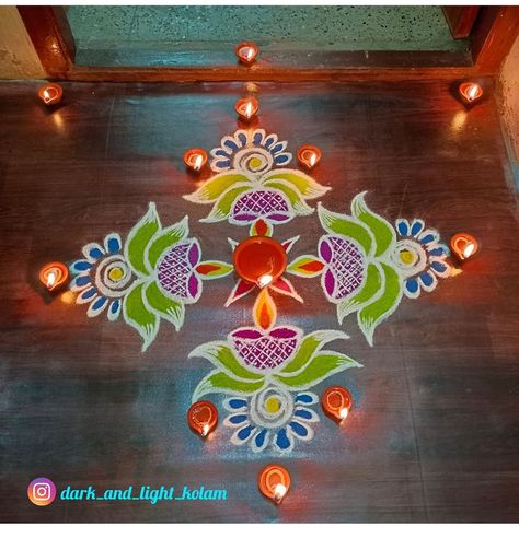 Devali Rangoli With Flowers, Diwali Mugulu, Diwali Kolam Design, Karthigai Kolam, Radham Muggu, Design Muggulu, Simple Rangoli With Dots, Easy Rangoli Designs Videos, Very Easy Rangoli Designs