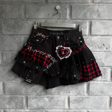 Red Plaid Skirt Outfit, Gothic Skirt, Alt Clothes, Thrifted Outfits, Estilo Punk, Alt Fashion, How To Make Clothes, Alternative Outfits, Really Cute Outfits