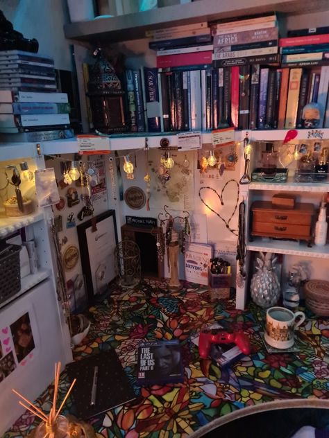 Liminal Apartment, Gen Z Bedroom, Maximalist Dorm Room, Maximalist Desk, Clutter Core, Maximalist Room, Cluttered Bedroom, Desk Room, Hippy Room