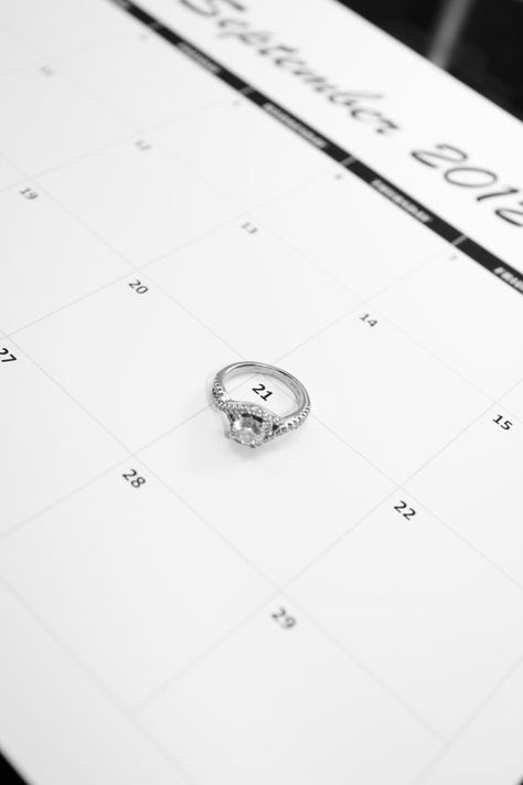 28 Wedding Ring Photographs: Examples & Tips Phone Calendar, Ring Pic, Engagement Ring Photography, Snap Pictures, Save The Date Pictures, Save The Date Ideas, Marriage Inspiration, Wedding Ring Shots, Wedding Ambiance