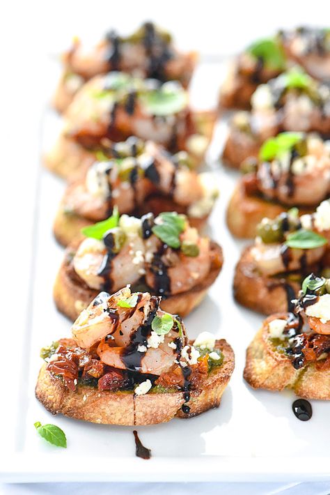 Brushetta Appetizers, Bruchetta Appetizers, Shrimp Bruschetta, Poached Shrimp, Easy Bruschetta Recipe, Bruschetta Recipes, Easy Bruschetta, Pesto Shrimp, Crostini Appetizers