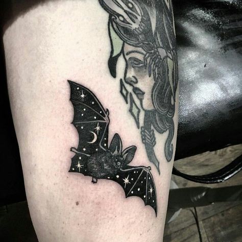 Bat Tattoos Infinity, Bat Tattoo, Muster Tattoos, Theme Tattoo, Inspiration Tattoos, Halloween Tattoo, Tatuaje A Color, Halloween Tattoos, Skin Art