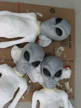 Halloween Yard Displays, Halloween Maze, Alien Party, Alien Halloween, Halloween Props Diy, The Aliens, Arte Alien, Halloween Tattoo, Spooky Halloween Decorations