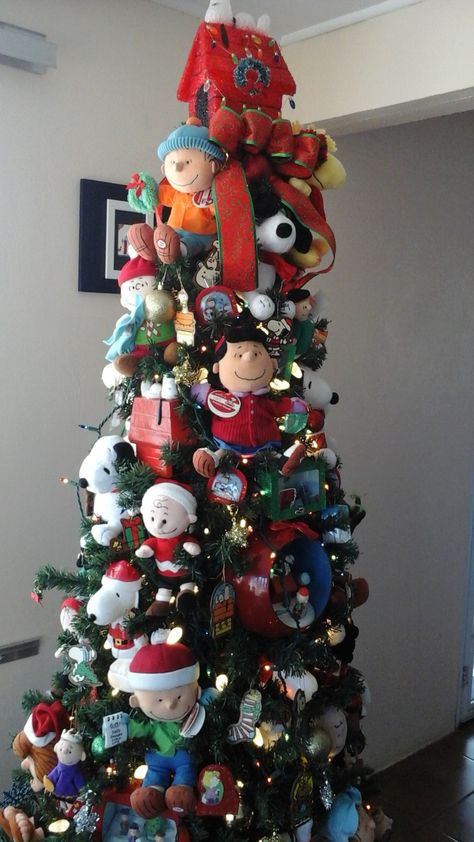 Snoopy Christmas Tree Topper, Snoopy Themed Christmas Tree, Peanuts Christmas Tree Ideas, Snoopy Christmas Tree Ideas, Gray Christmas Tree Decor, Charlie Brown Christmas Door, Brown Christmas Decorations, Charlie Brown Christmas Decorations, Snoopy Christmas Decorations