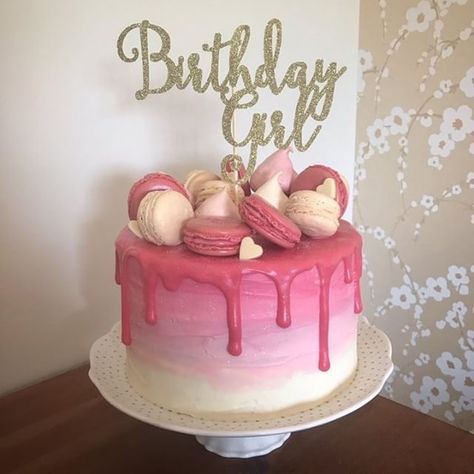 Macaroons Birthday Ideas, Macaroon Birthday Cake Ideas, Pink 13th Birthday Cake, Macaroon Topped Birthday Cake, Pink Cake With Macarons, Birthday Cake With Macarons On Top, Pink Birthday Cake With Macaroons, Birthday Cake French Macarons, Mini Meringues