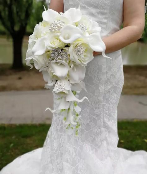 Pearl Bridal Bouquet, Brides Flowers Bouquet, Fancy Wedding Dresses, Hand Bouquet, Fancy Wedding, Wedding 2025, Bride Photography, Wedding Bridal Bouquets, Stylish Wedding