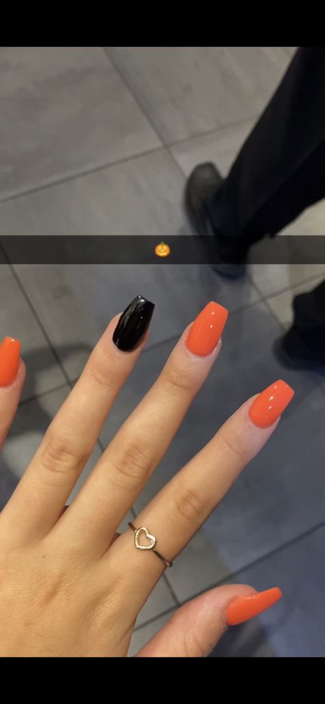 October Nails Fall Orange, One Color Halloween Nails, Short Acrylic Nails Fall 2023, October Nail Ideas Halloween, Halloween Nails Easy Simple Short, Black Halloween Gel Nails, Black With Orange Nails, Halloween Nails No Design, Orange And Black Nails Ideas