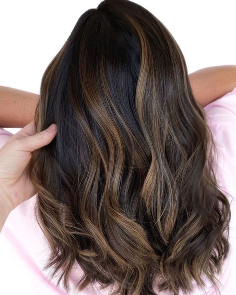 Long Brown Hair With Caramel Highlights Highlights For Dark Brown Hair, Brown Hair With Caramel Highlights, Black Hair Balayage, Black Hair With Highlights, Dark Hair With Highlights, Caramel Hair, Brown Hair Balayage, Makijaż Smokey Eye, Dark Brown Hair Color