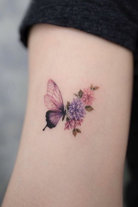 15 Tatuajes tiernos que se ven lindos y delicados en la piel Butterfly With Flowers, Dragons Tattoo, Petit Tattoo, Small Butterfly Tattoo, Butterfly Tattoos For Women, Neck Tattoos Women, Beautiful Flower Tattoos, Inspiration Tattoos, Tattoos Geometric