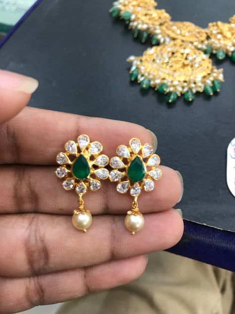 Small Earrings Gold, 22 Carat Gold Jewellery, Gold Earrings Indian, Antique Gold Earrings, Gold Pendent, Gold Jewelry Outfits, Black Beads Mangalsutra Design, Gold Earrings Models, Indian Bridal Jewelry Sets