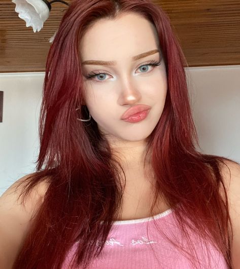 Red Hair Pale Skin, Pale Skin Hair Color, Red Hair Green Eyes, Pale Skin Makeup, Red Hair Blue Eyes, Hair Pale Skin, Cherry Red Hair, Red Hair Inspo, Cherry Hair