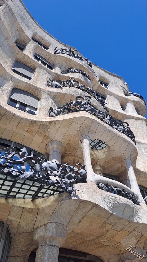 LA PEDRERA La Pedrera, Barcelona Travel, Study Abroad, Apartment Decor, Barcelona, Spain, Walking, Apartment, Building