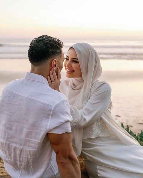 “When a husband and wife look at each other with love, Allah looks at both with Mercy” {Bukhari 6:19 & Tirmidhi 14:79} Cute Husband And Wife Goals, Love Allah, Husband And Wife Love, Bride Dress Simple, Muslim Couple, Muslim Couple Photography, Beach Honeymoon, Thumbnail Design, Cute Muslim Couples