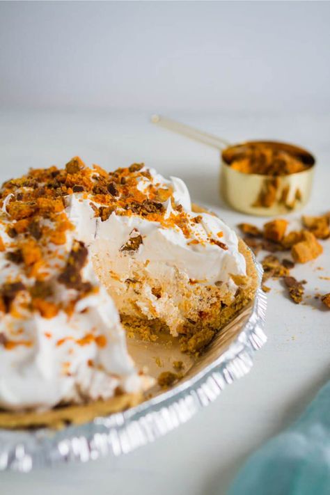 Butterfinger Dessert No Bake, No Bake Pies Cream Cheese, Dessert Recipes With Graham Cracker Crust, Recipes With Butterfingers, Butterfinger Cheesecake No Bake, Candy Bar Pie No Bake, No Bake Pies With Graham Cracker Crust Easy, No Bake Butterfinger Cheesecake, Easy No Bake Pies 4 Ingredients