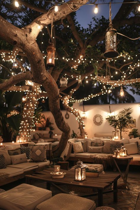 Home Decor Ideas Garden, Deck And Patio Decorating Ideas, Lighting In Garden, Backyard Cozy Ideas, Shed Decorating Ideas Inside, Backyard Lighting Ideas Diy, Outside Fairy Lights, Fairy Lights Backyard, Cute Backyard Ideas