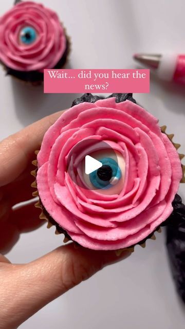 Alex LaRosa on Instagram: "Eye see you 👀  ✨the creepiest roses complete with an eyeball center  ✨come learn how to make a simpler version of these on Saturday October 14 @inthelivingroomnyc  👁️ eyeball mound piped with tips 10, 6 and 2  🌹 rose piped with tip 104  🍃 leaves piped with tip 352  Cake + buttercream @cake_historian Rose piping tutorial @eatcakebemerry Rose eye inspiration @mustlovefrosting  Piping tips @wiltoncakes Supplies @nycake . . . . #alexlarosabakery #halloweencupcakes #rosecupcakes #halloweendesign #creepycupcakes #eyecupcakes" Cake With Eyes, Eyeball Cupcakes, Rose Piping, Eye Cake, Eye Inspiration, How To Pipe Roses, Piping Tutorial, Buttercream Roses, Cake Buttercream