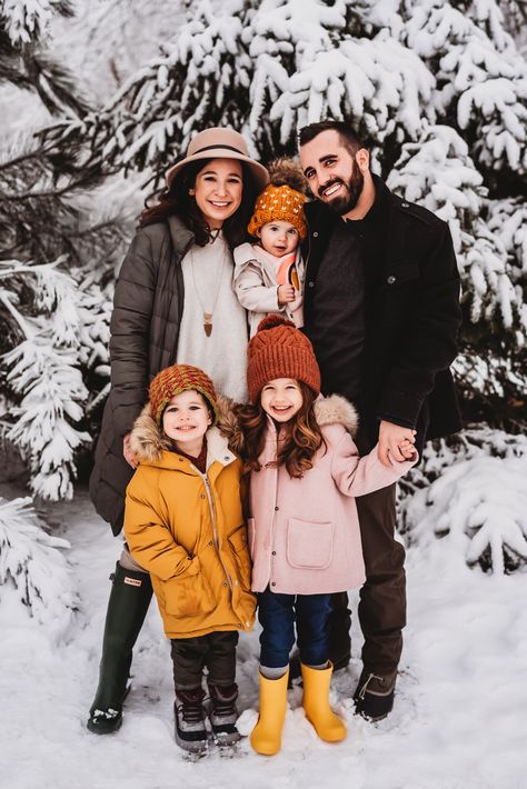 Family Of 5 Winter Photoshoot, Snow Photoshoot Family Outfit, Family Photos Snow Outdoor, Snow Family Portraits, Family Photos Winter Outdoor, Family Pictures In Snow, Winter Outdoor Family Pictures, Family Pictures Snow, Family Photos In Snow