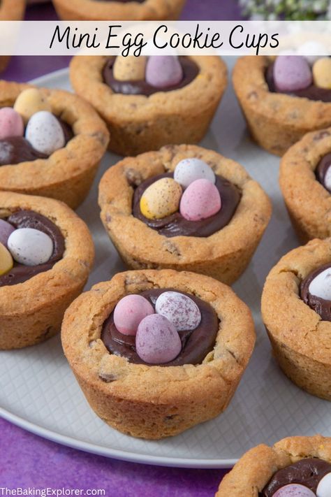 Recipe for Mini Egg Cookie Cups - choc chip cookie cups, filled with chocolate ganache and decorated with Mini Eggs, perfect for Easter! #thebakingexplorer #cookiecups #minieggs #easterbaking #minieggcookie Mini Eggs Cookies, No Egg Desserts, No Egg Cookies, Easter Desserts Recipes, Mini Egg, Easter Baking, Choc Chip Cookies, Cookie Cups, Easter Cupcakes