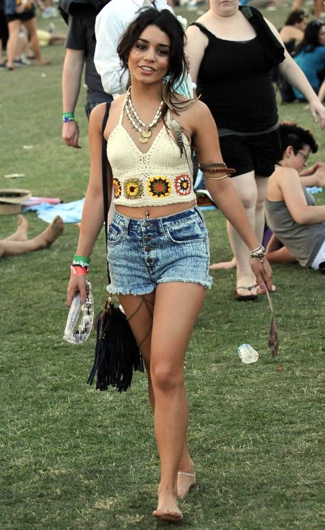 Vanessa Hudgens’ Coachella Outfits: Her Style Statements [PHOTOS] – Footwear News Coachella Outfit Vanessa Hudgens, Bonaroo Outfit, Vanessa Hudgens Coachella, Vanessa Hudgens Outfits, Moda Coachella, Estilo Vanessa Hudgens, Coachella Celebrities, Cochella Outfits, 90s Aesthetics