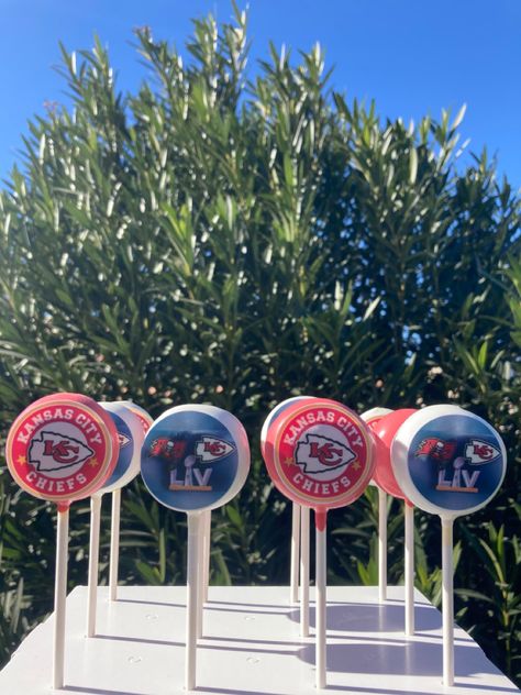 Super Bowl 2021 cake pops #Chiefs #Buccaneers #EdibleImages Chiefs Cake Pops, Kc Chiefs Cake, Super Bowl Cake Pops, Superbowl Cake Pops, Super Bowl Cake, Cake Pop Flavors, Bowl Cake, Fresno State, Kc Chiefs