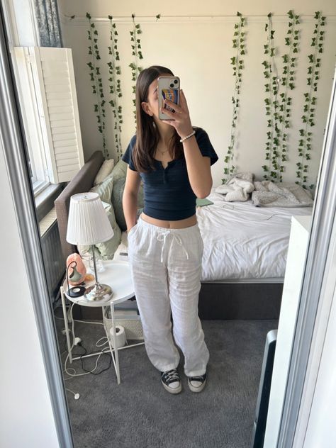 College Pants Outfit, Beachy Pants Outfit, Creme Linen Pants Outfit, Linen Pants Outfit School, Linen Pants Shoes, Linen Pants And Tshirt Outfit, Summer Outfits Long Pants, Coastal Outfit Summer, Blue And White Linen Pants Outfit