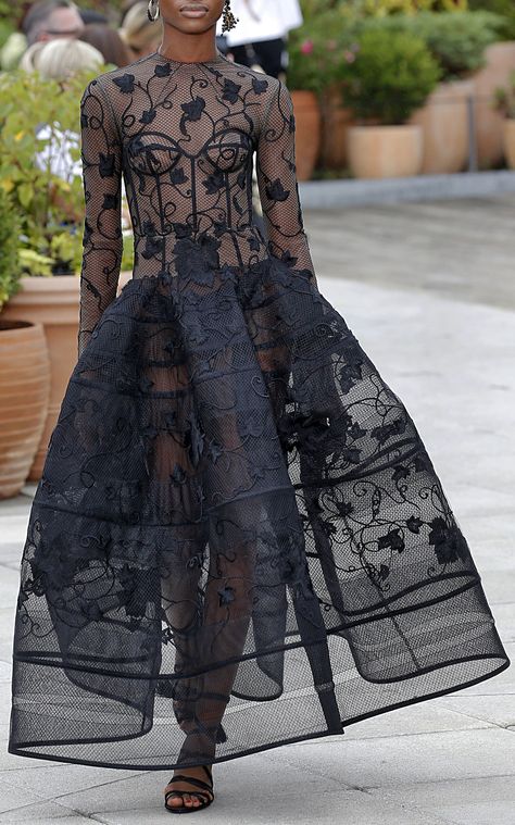 High Fashion Runway Outfits, Lace Couture, Chic Dress Classy, Elegant Black Dress, Looks Chic, Lace Gown, Couture Dresses, Chic Dress, Embroidered Lace